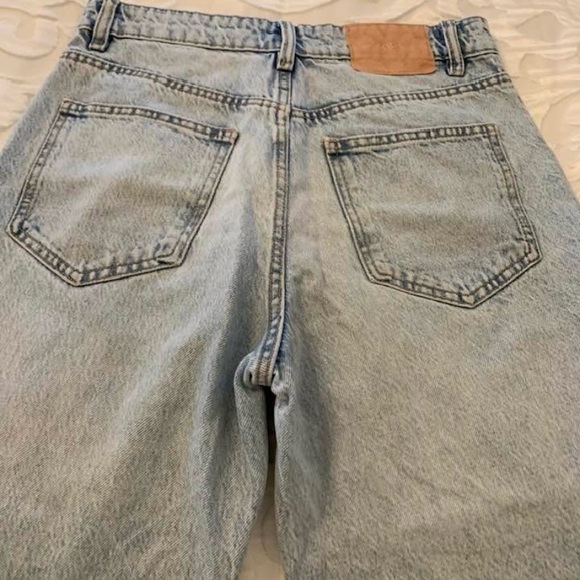 ZARA Light Blue Denim Jeans with Silver Logo Button - Picture 2 of 6